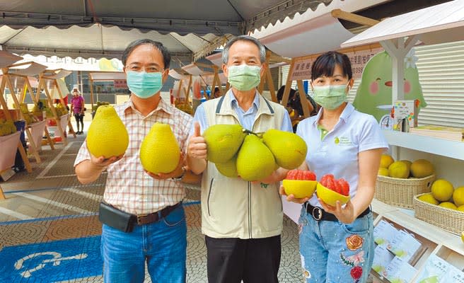 台南市麻豆區農會舉辦紅柚展售會，農業局長李建裕（中）前來站台行銷。（劉秀芬攝）