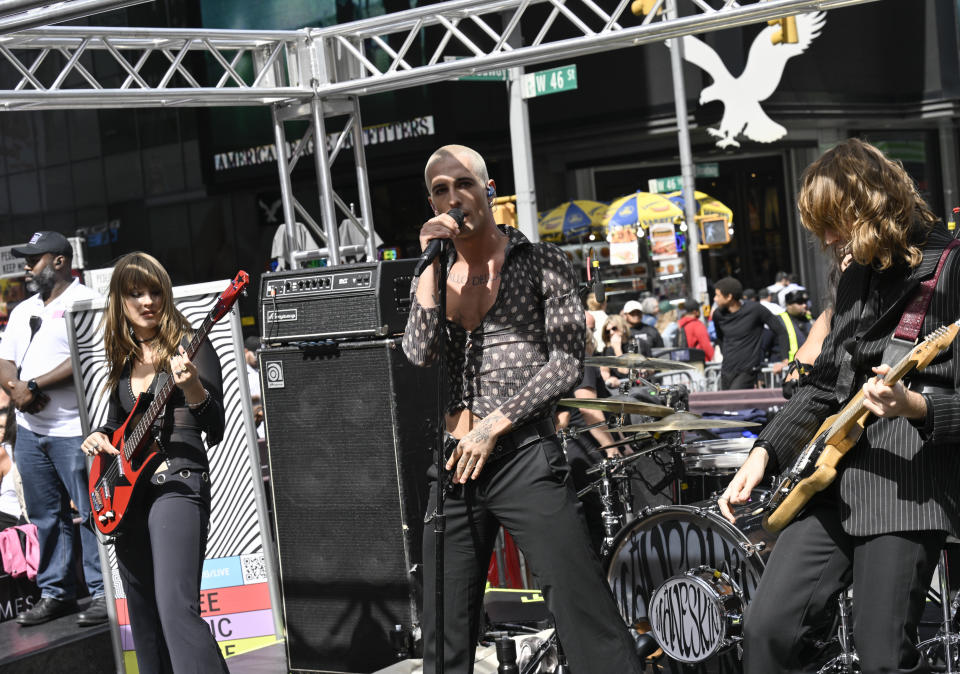 Victoria De Angelis, izquierda, Damiano David y Thomas Raggi de la banda de rock italiana Måneskin durante su presentación en Times Square el viernes 15 de septiembre de 2023, en Nueva York. (Foto Evan Agostini/Invision/AP)