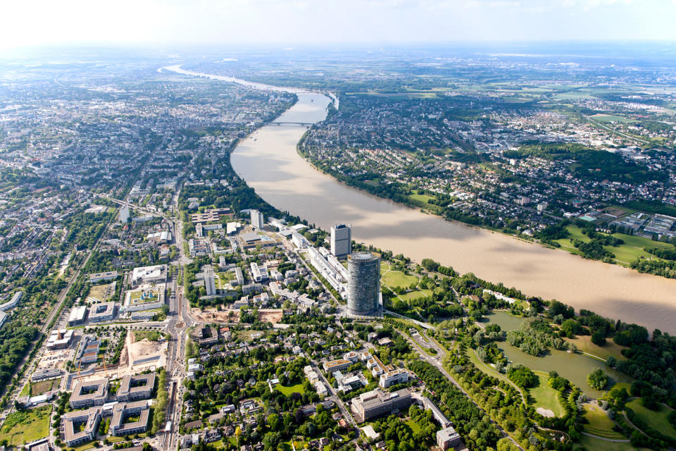 Klein aber oho: Trotz seiner vergleichsweise kleinen Größe ist Bonn der Sitz vieler namhafter Unternehmen und die zahlen anscheinend ganz gut. Die ehemalige Bundeshauptstadt schafft es, was die Mitarbeiterzufriedenheit in Sachen Gehalt betrifft, mit einem Wert von 3,61 auf Platz 2.