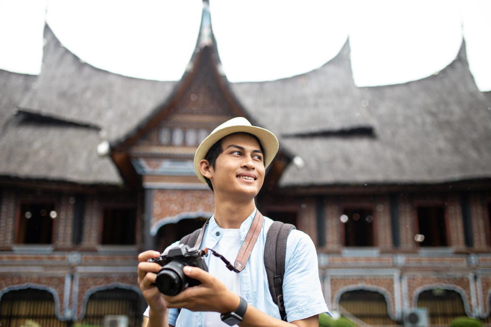 Find free or inexpensive attractions to save on travel. (Photo: Gettyimages)