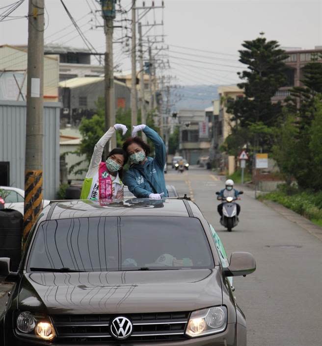 立委何欣純陪同林佳儀到黃昏市場掃街及車隊造勢。（林佳儀服務處提供）