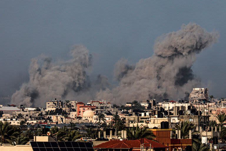 Una fotografía tomada desde Rafah el 12 de enero de 2024 muestra humo elevándose sobre el sur de la Franja de Gaza durante el bombardeo israelí.