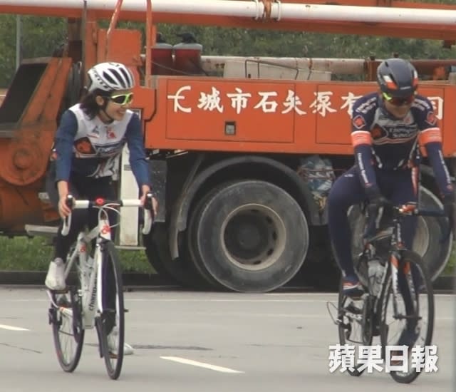 麥明詩相約前奧運單車選手胡健燊一齊踩單車。