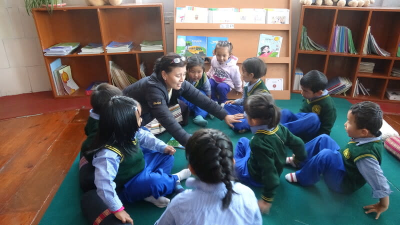 西藏兒童村  幼兒園藏語授課 西藏兒童村總部位於印度北部山城達蘭薩拉，它是一 所寄宿學校、也是一座藏人社區，傳承西藏文化與延 續藏族身分認同。圖為幼兒園上課情況。 中央社記者林行健達蘭薩拉攝  113年4月28日 