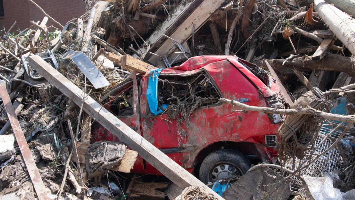 Ein Autowrack inmitten von Ästen und Geröll in Marienthal im Ahrtal.