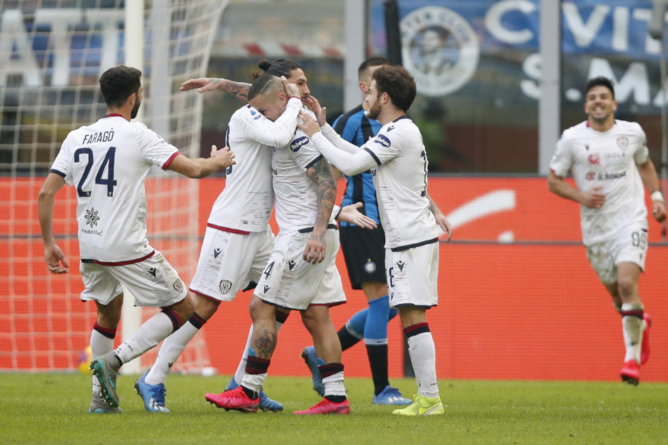 El jugador de Caglieri Radja Nainggolan, tercero desde la izquierda, es felicitado por sus compañeros tras anotar un gol contra el Inter de Milán en un partido de la Serie A italiana el domingo, 26 de enero del 2020. (AP Foto/Antonio Calanni)