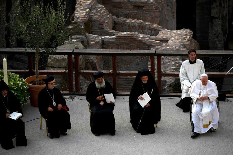 Francisco junto a otros religiosos en el acto del Coliseo
