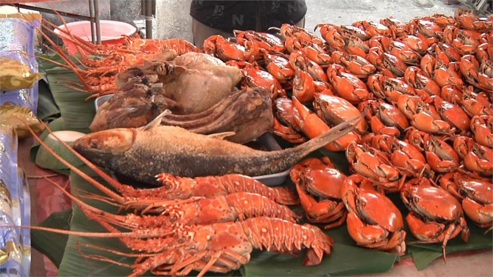 龍蝦螃蟹堆滿桌　彰化芳苑「普度痛風餐」超豪華