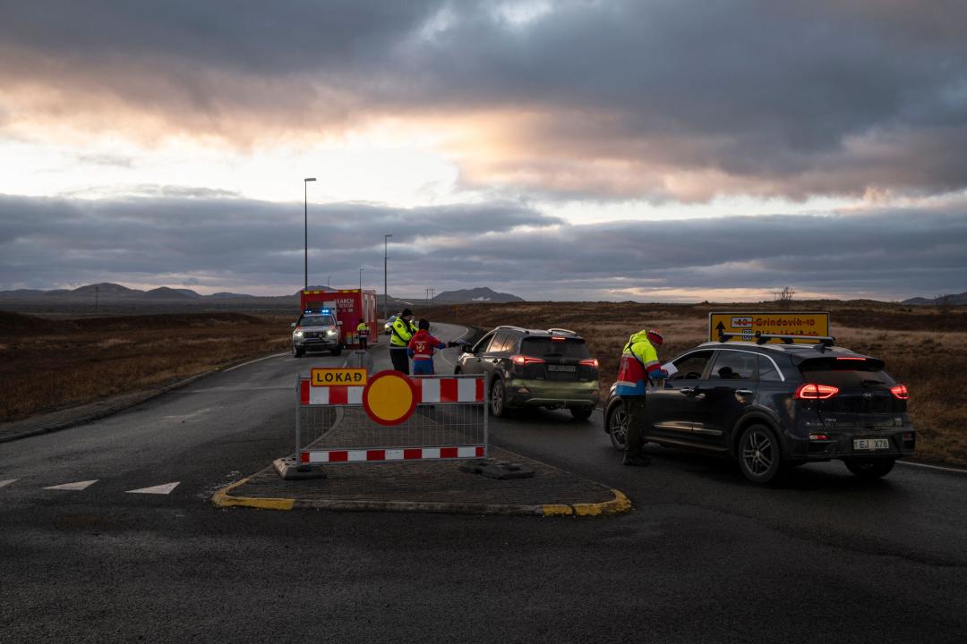 Iceland. 17th Nov, 2023. The emergency services and the police ask the residents of Grindavik for permission to collect things from their homes. The magma continues to approach the surface and an eruption is expected in the next few days. The Icelandic police and emergency services have arranged a day to allow some of Grindavik's residents to get home to collect some belongings. (Photo by Raul Moreno/SOPA Images/Sipa USA) Credit: Sipa US/Alamy Live News