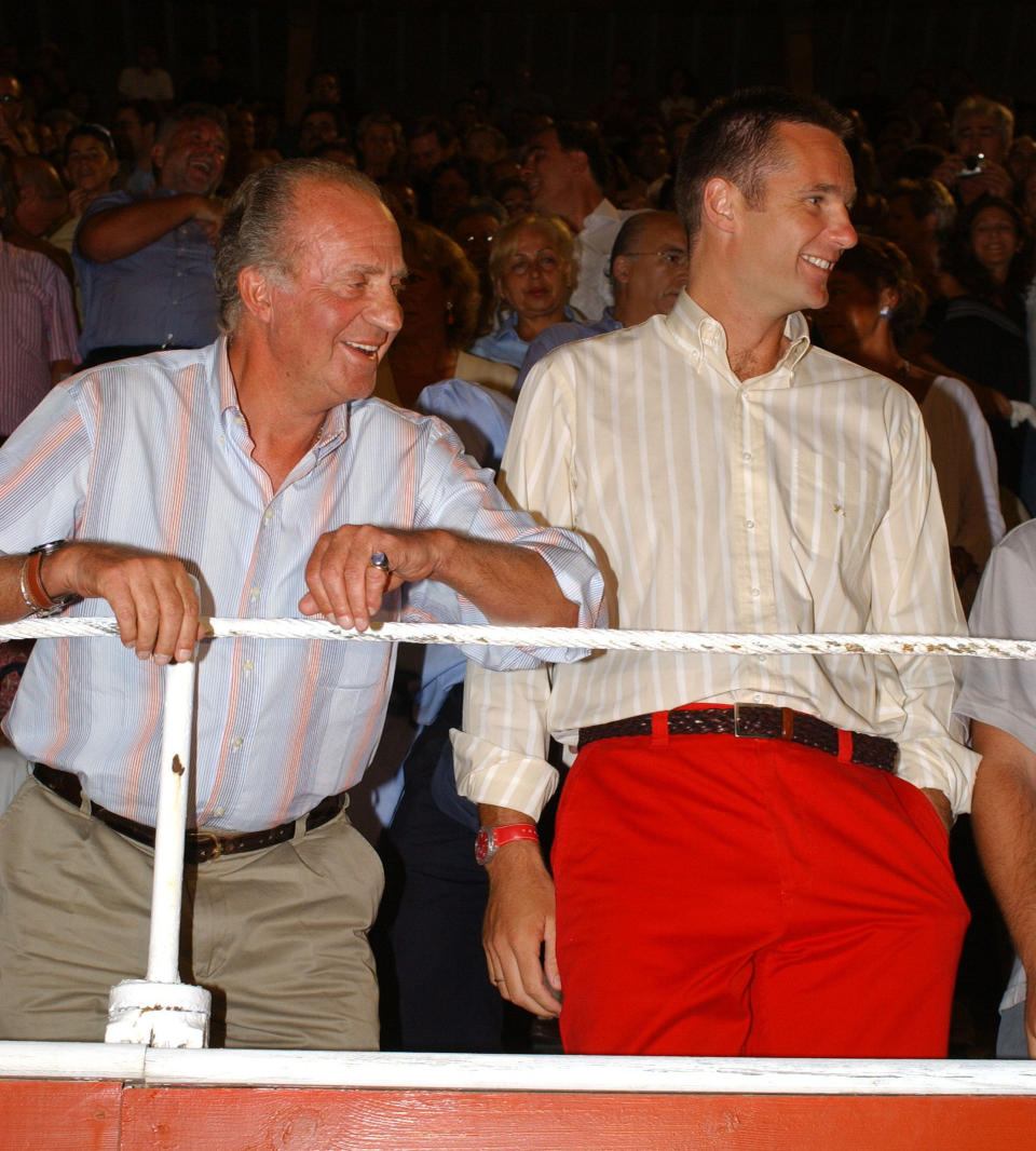 PALMA DE MALLORCA, SPAIN - AUGUST 8:  King Juan Carlos of Spain (L) and his son-in-law, Duque of Palma, Inaki Urdangarin attend a bullfight at the bullring of Palma de Mallorca during their summer holiday on August 8, 2002 in Palma de Mallorca, Spain.  (Photo by Carlos Alvarez/Getty Images)