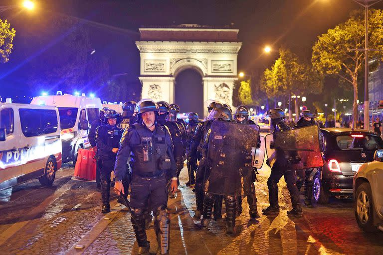 Policías en el Arco del Triunfo