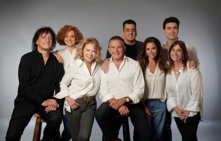 El elenco de La fuerza del cariño junto a la directora Corina Fiorillo y los productores Ángel Mahler y Leo Cifelli