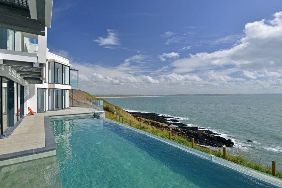 The infinity pool overlooks the sea (Knight Frank)