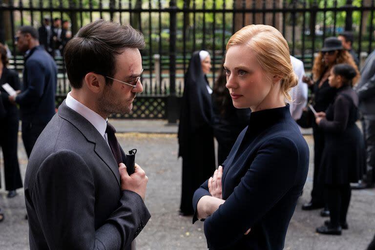 Charlie Cox y Deborah Ann Woll, en una escena de Daredevil