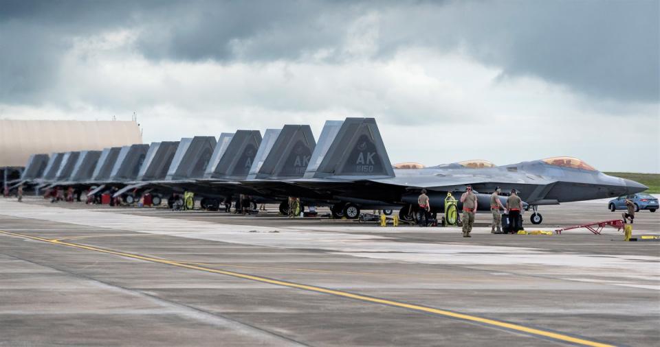 美國空軍25架F-22「猛禽」戰機準備參加「2021太平洋鋼鐵行動(Operation Pacific Iron 2021)」空戰演習。   圖：翻攝Saint1推特