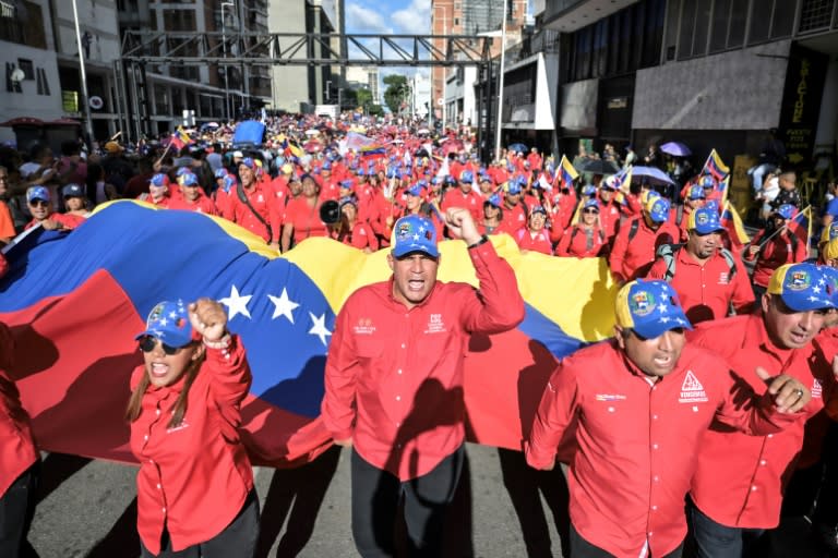 Partidarios del presidente venezolano Nicolás Maduro, en su mayoría empleados públicos, gritan consignas durante una marcha en Caracas el 31 de julio de 2024 (Juan BARRETO)
