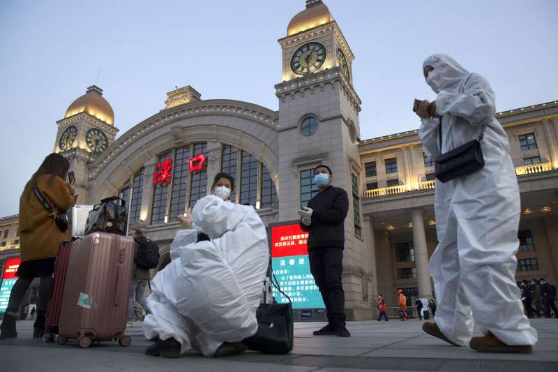 武漢成為新冠疫情下全球第一個實施封城的城市，穿著防護衣的人員在中部最大交通樞紐的漢口車站外加緊消毒。（美聯社）