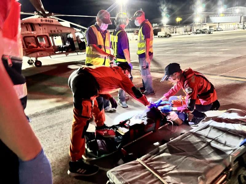 澎湖救護直升機24小時內完成3起後送（1） 澎湖縣駐地醫療直昇機凌天航空10日晚間到11日下午 不到24小時內，共執行3起緊急醫療後送任務，機組 員從黑夜至白天幾乎沒有休息，幸都在天候許可下順 利完成。 （凌天航空提供） 中央社  113年7月11日 