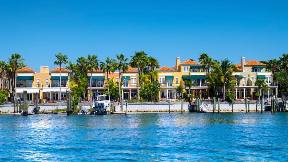 Waterfront residences on Hillsborough Bay in Tampa, Florida