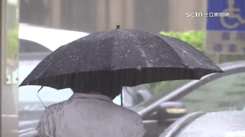 傍晚起東北季風南下，大台北、東半部有局部短暫雨。（示意圖／資料照）