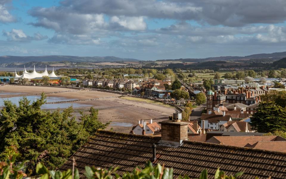 Άποψη της παραλίας Minehead με το περίπτερο Butlins Skyline στο βάθος