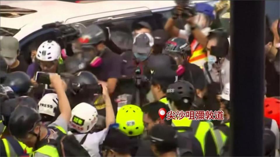 香港警察和民再度上演衝突場面