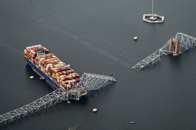 Vista del Francis Scott Key Bridge tras ser impactado por un carguero, en Baltimore. (Erin Schaff/The New York Times)