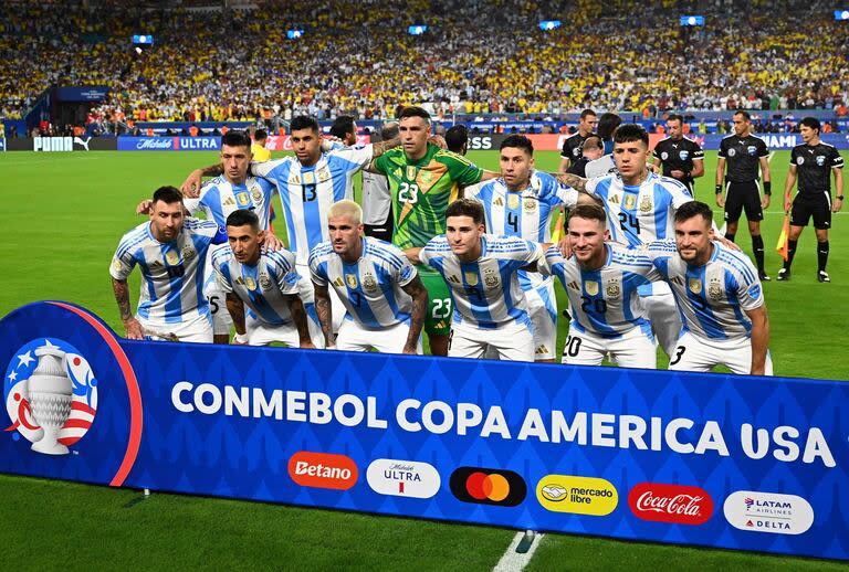 Los jugadores de Argentina posan antes del partido con Colombia.