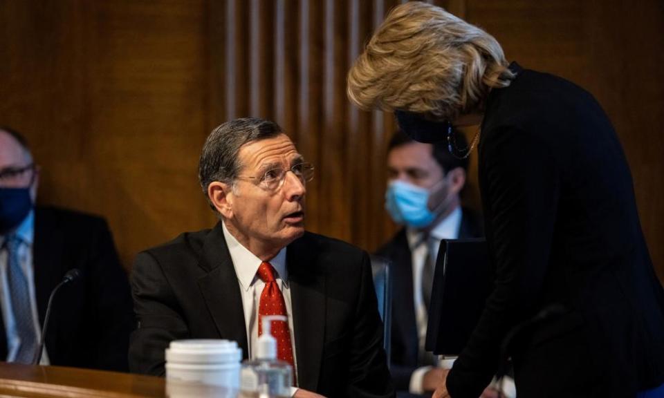 Senator John Barrasso confers with Senator Lisa Murkowski during the hearing.