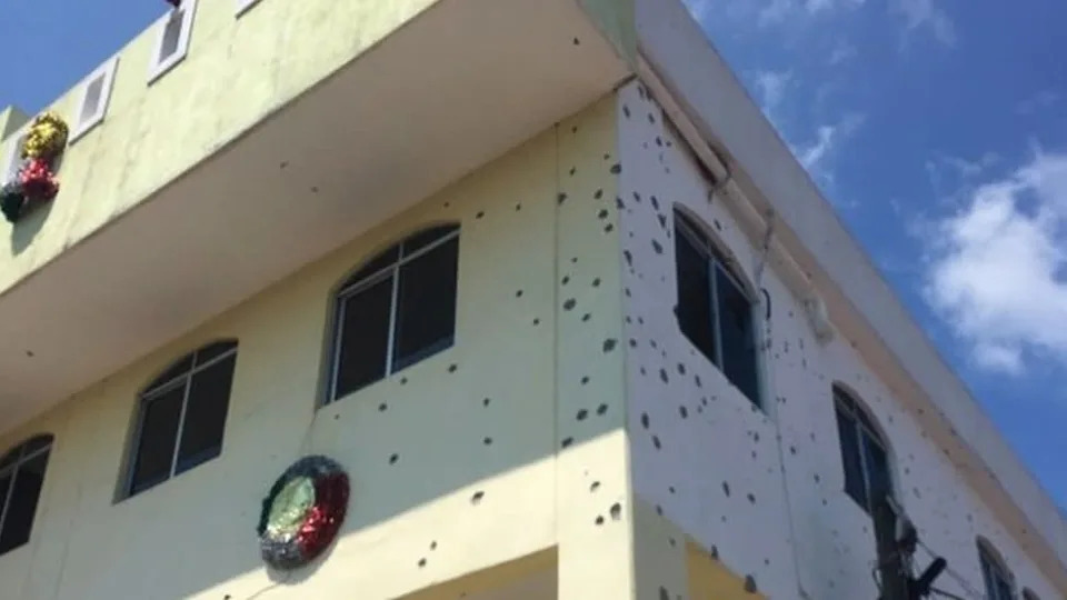 La fachada del ayuntamiento de San Miguel Totolapan, en M&#xe9;xico, agujereada por armas de calibre grueso.