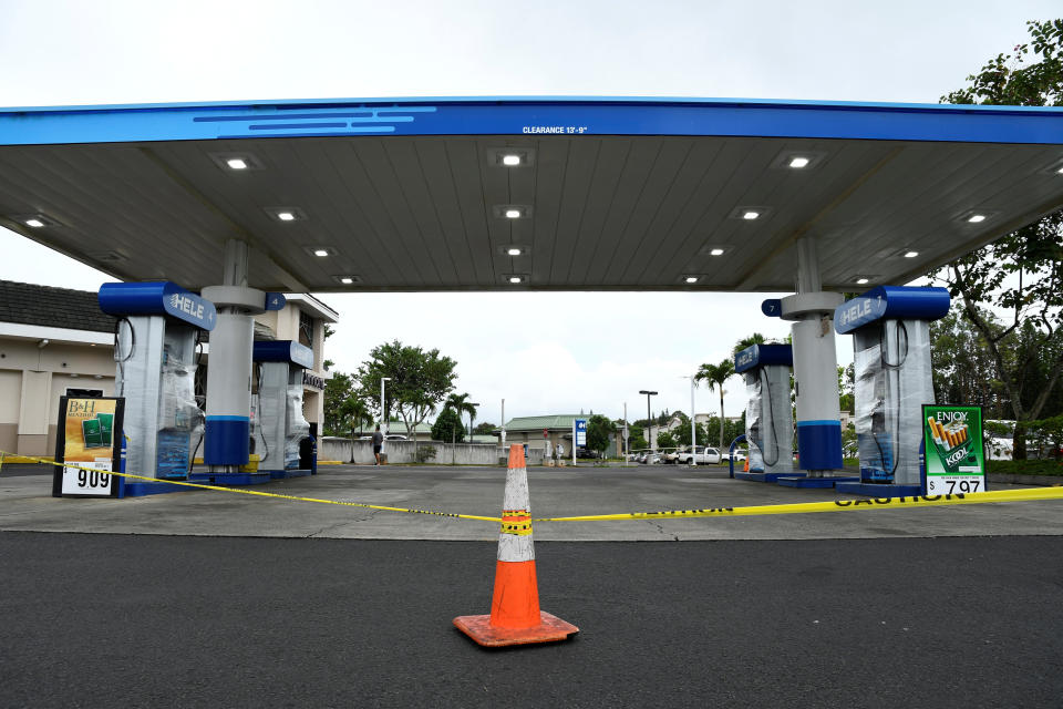 <p>A gas station remains closed after running out of gas as Hurricane Lane approaches Honolulu, Hawaii, Aug. 23, 2018. (Photo: Hugh Gentry/Reuters) </p>