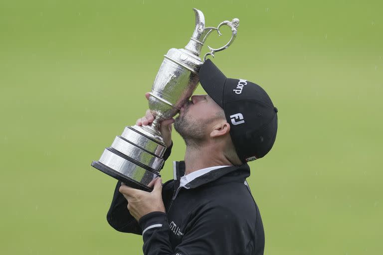 Brian Harman besa el trofeo de campeón del Abierto Británico de golf, el domingo 23 de julio de 2023, en Hoylake