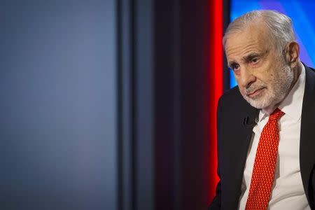 Billionaire activist-investor Carl Icahn gives an interview on FOX Business Network's Neil Cavuto show in New York February 11, 2014. Icahn has backed off from his campaign urging Apple to increase its stock buybacks, citing the company's recent repurchases as well as an influential proxy adviser's call against his proposal. REUTERS/Brendan McDermid (UNITED STATES)