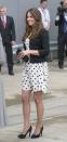 <p>Kate, die sich nicht davor scheut, auffällige Muster zu tragen, zeigt hier ein gepunktetes Shift Dress von Topshop.<br> [Bild: PA] </p>