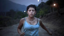 En esta imagen difundida por Netflix, Marya Membreño en una escena de "Noche de fuego". La película mexicana de Tatiana Huezo quedó el martes entre las 15 finalistas al Oscar al mejor largometraje internacional. (Netflix vía AP)