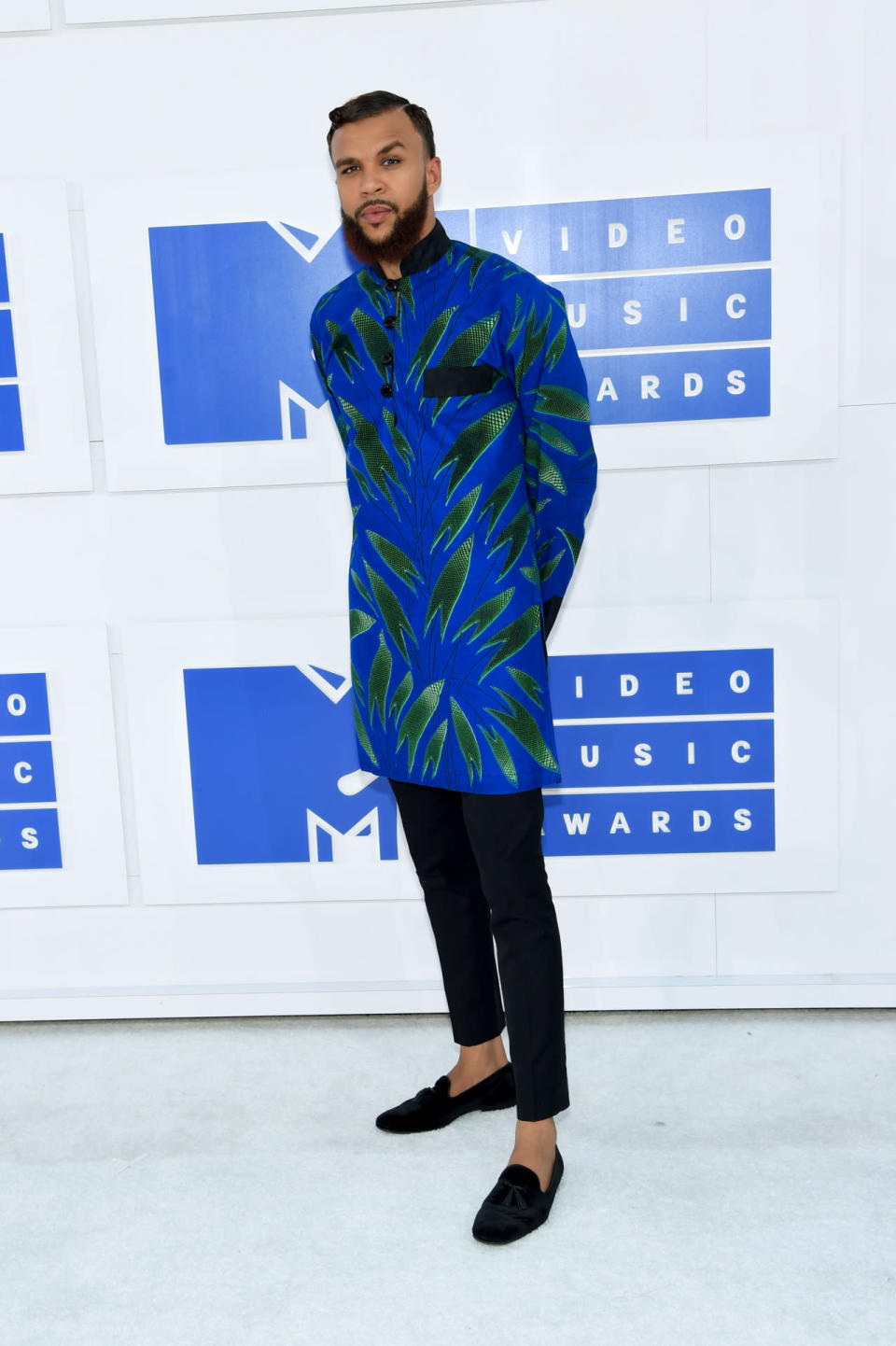 Jidenna wearing a blue and green jacket. 