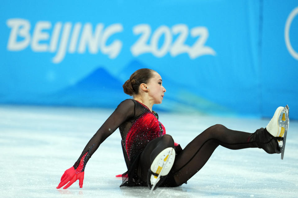 Sturz statt Goldmedaille: Die Russin Kamila Walijewa hielt dem riesigen Druck in Peking nicht stand. (Bild: REUTERS/Aleksandra Szmigiel)