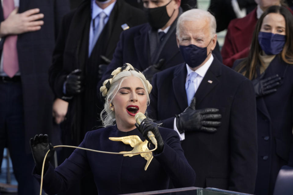 Lady Gaga cantó el himno nacional de EEUU en la inauguración de la administración de Joe Biden y Kamala Harris el 20 d enero de 2021. (AP Photo/Andrew Harnik)