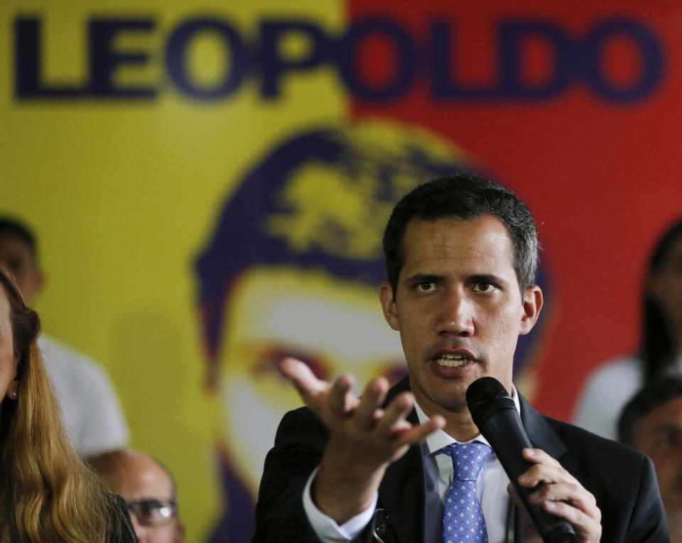 El autoproclamado presidente interino de Venezuela, Juan Guaidó, habla durante una conferencia de prensa en la sede del partido Voluntad Popular en Caracas, Venezuela, el lunes 18 de febrero de 2019. (AP Foto / Fernando Llano)