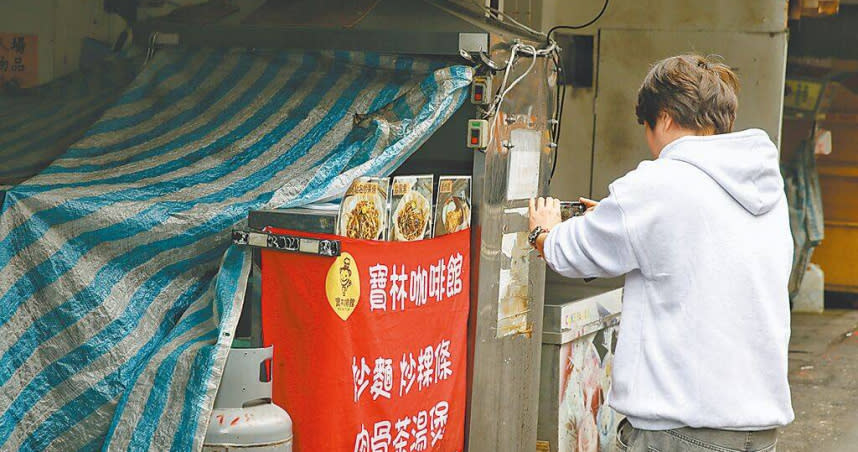 台北市遠百信義「寶林茶室」素食餐廳爆發疑似食物中毒，27日市政府要求所有分店勒令停業。圖為饒河街的本店「寶林咖啡館」，以帆布將爐灶等廚房設備蓋著，停止營業。（圖／中國時報王英豪攝）