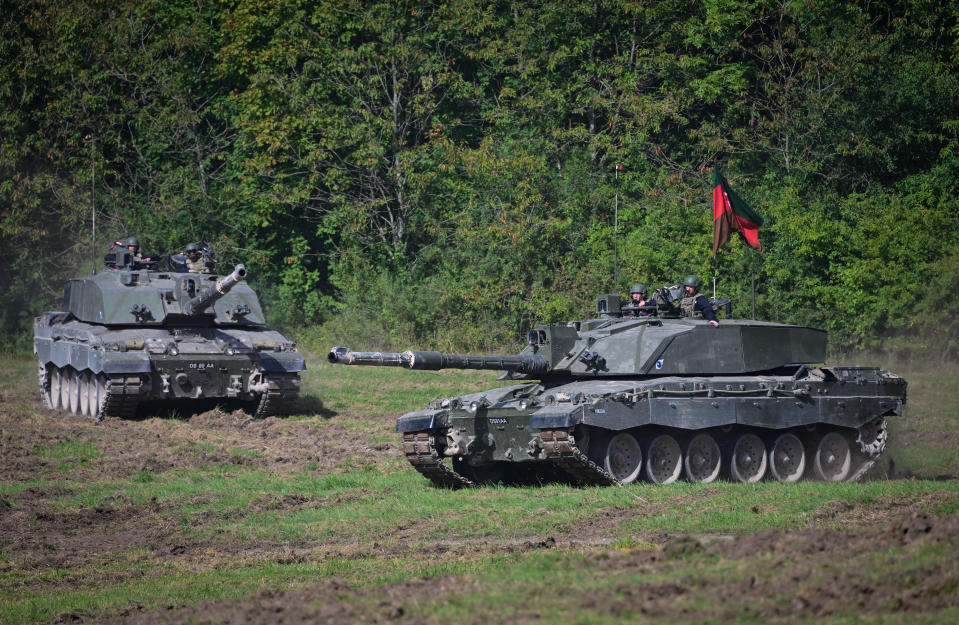 Kampfpanzer des Typs Challenger 2, mit denen Großbritannien die Ukraine gegen Russland unterstützen will. - Copyright: Finnbarr Webster/Getty Images