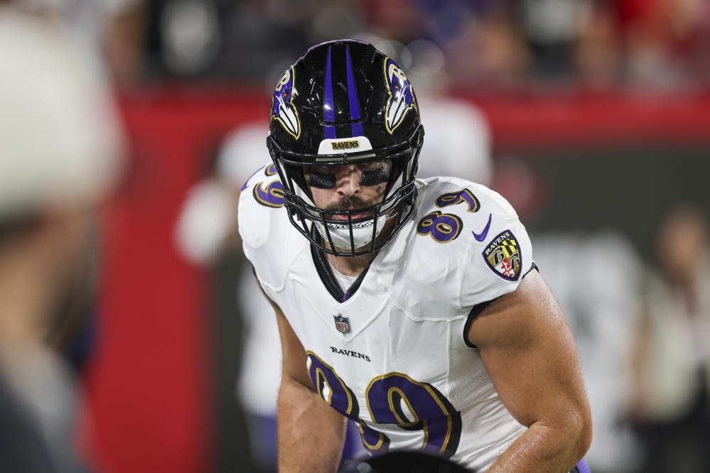 Baltimore Ravens tight end Mark Andrews (89) takes to the field