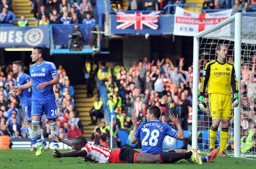 Jozy Altidore, delantero estadounidense del Sunderland, es zancadilleado dentro del área por el español del Chelsea César Azpilicueta, el 19 de abril de 2014 en Stamford Bridge, Londres (AFP | GLYN KIRK)