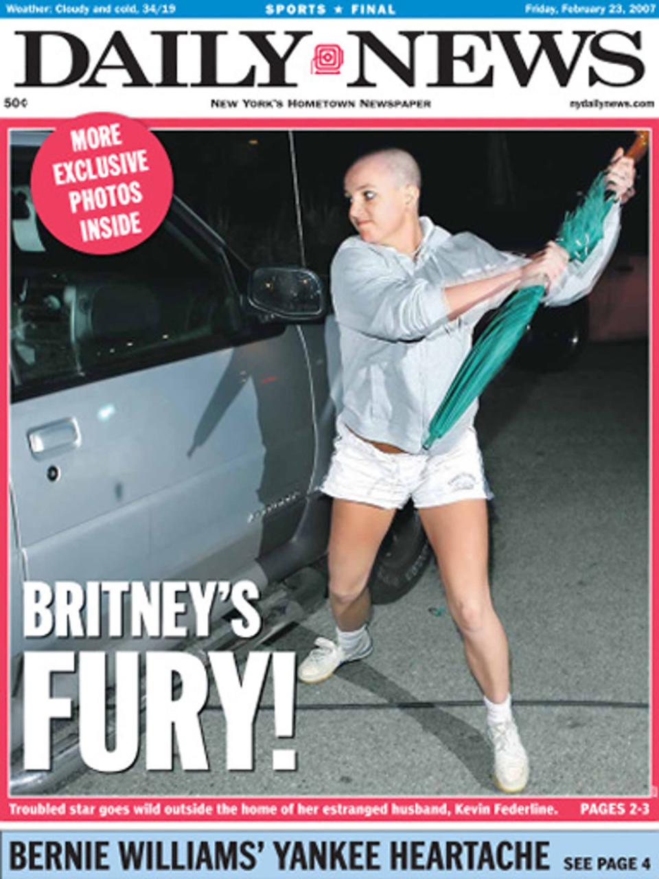 "Britney's fury", titelte die New Yorker "Daily News"-Zeitung im Februar 2007 - "Britney in Rage". Spears hatte zu diesem Zeitpunkt für alle Welt sichtbar die Kontrolle über ihr Leben verloren. Sie ließ sich den Kopf kahl rasieren, erlaubte sich öffentliche Ausraster und machte Schlagzeilen mit einer abgebrochenen Sucht-Therapie. In den Boulevardmedien gab es damals kein größeres Thema. (Bild: 2014/Daily News, L.P. (New York)/New York Daily News/Getty Images)
