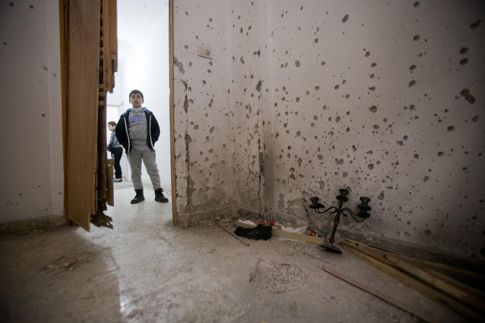 Un niño palestino observa los daños tras una redada israelí en la que falleció Ashraf Naalweh, en el campo de refugiados de Asker, cerca de la ciudad cisjordana de Nablus, el 13 de diciembre de 2018. (AP Foto/Majdi Mohammed)