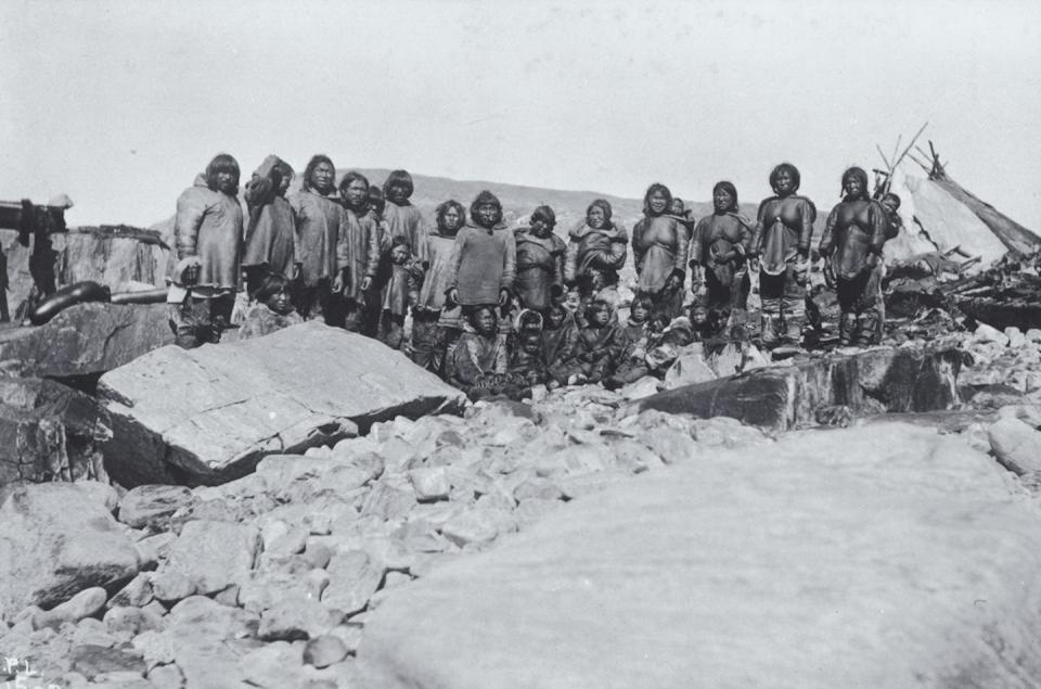 Grupo de inuit en Douglas Harbour Fisher Bay (Canadá). Fotografía de Albert Peter Low, 1897. <a href="https://commons.wikimedia.org/wiki/File:Group_of_Inuit_near_Douglas_Harbour,_Fisher_Bay_(2244).jpg" rel="nofollow noopener" target="_blank" data-ylk="slk:Wikimedia Commons / Canadian Museum of History;elm:context_link;itc:0;sec:content-canvas" class="link ">Wikimedia Commons / Canadian Museum of History</a>, <a href="http://creativecommons.org/licenses/by-sa/4.0/" rel="nofollow noopener" target="_blank" data-ylk="slk:CC BY-SA;elm:context_link;itc:0;sec:content-canvas" class="link ">CC BY-SA</a>