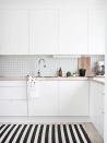 <p>Sencilla, luminosa y minimalista. Una cocina de estilo nórdico con una alfombra que rompe la monotonía.</p>