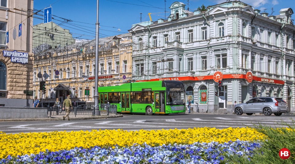 Public transport has resumed in Kharkiv, and communal services are once more taking care of the city and planting flowers in public areas <span class="copyright">Photo: Alexander Medvedev / NV</span>