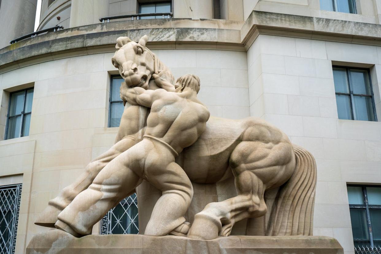 La estatua de "Hombre controlando el comercio" es una de las dos de Michael Lantz frente al edificio de la Comisión Federal de Comercio, en Washington, Estados Unidos. <a href="https://www.shutterstock.com/es/image-photo/washington-dc-usa-may-6-2022-2155482559" rel="nofollow noopener" target="_blank" data-ylk="slk:Rosemarie Mosteller/Shutterstock;elm:context_link;itc:0;sec:content-canvas" class="link ">Rosemarie Mosteller/Shutterstock</a>