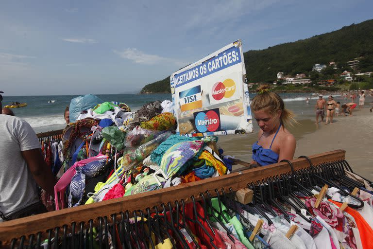 Los vendedores de playa en Florianópolis aceptan tarjetas de crédito y débito. (MAXIMILIANO AMENA/ENVIADO ESPECIAL)